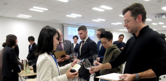 ５氏が来日して蔵元と交流 - 食品新聞 WEB版（食品新聞社）