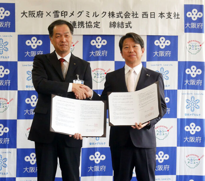 大阪府の西野誠部長㊧と竹田朋支社長