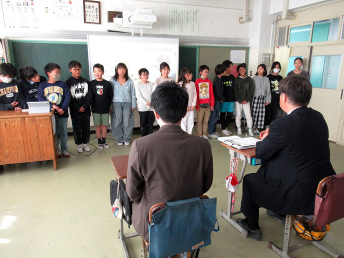 評価を聞く児童たち