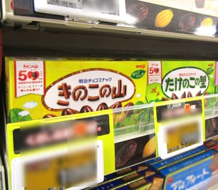 左から売場に並ぶ「きのこの山」と「たけのこの里」