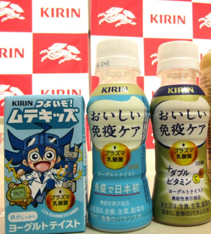 左から子ども向け「プラズマ乳酸菌」入り飲料「つよいぞ！ムテキッズ」「おいしい免疫ケア」「おいしい免疫ケア +ダブルビタミン」