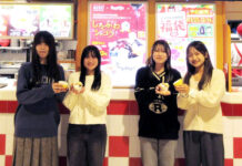 スガキヤ×名古屋文理大学 Xmasスイーツを共同開発 東海・近畿の170店で販売 みごと商品化を射止めた2年生グループ(左から松本さん、間瀬さん、西澤さん、早川さん)