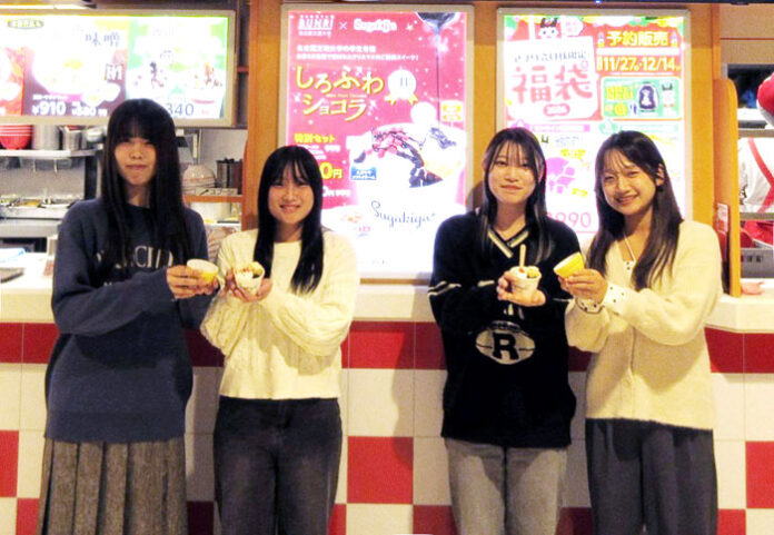 みごと商品化を射止めた2年生グループ（左から松本さん、間瀬さん、西澤さん、早川さん）