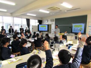 大崎小学校で先生役を務める佐藤社長