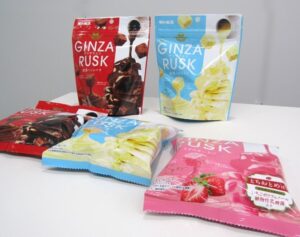 スタンドパウチの「誘惑のショコラ」（50g・左奥）と「魅惑のホワイト」（50g・右奥）