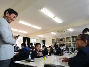 終始、笑顔で児童に接し、ほほえましい場面が多々みられた