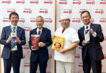 明治 咀嚼プロセスを可視化 最新装置でBtoB提案強化 (左から)道家民樹本部長、根岸晴夫元中部大学教授、日本橋ゆかり三代目・野永喜三夫氏、内田直樹部長