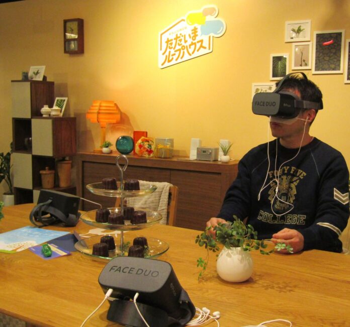 VR体験イベント「ただいまループハウス」ではリビングを再現した空間で「家族会話練習場VR」を装着して疑似家族の一員になる