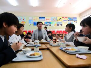 給食にも加わり自社農園産レモンを使用した特別献立を児童とともに賞味