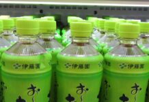 「お~いお茶 緑茶」600mlペットボトル200円→220円 緑茶飲料71品など価格改定 伊藤園 売場に並ぶ「お~いお茶 緑茶」(600mlペットボトル)