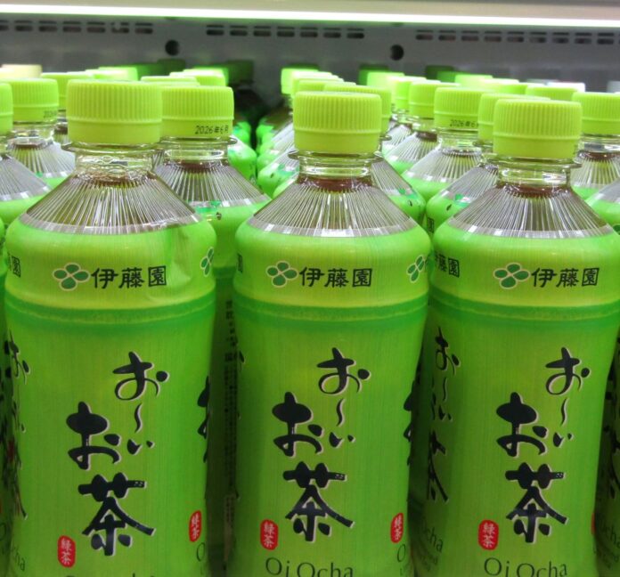 売場に並ぶ「お～いお茶 緑茶」（600mlペットボトル）