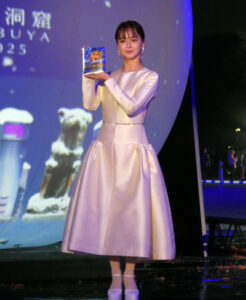 「青の洞窟」を紹介する多部未華子さん