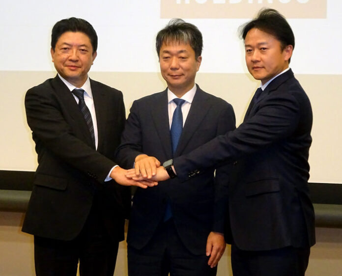 左から吉田昭夫社長、鶴羽順社長、桐澤英明社長