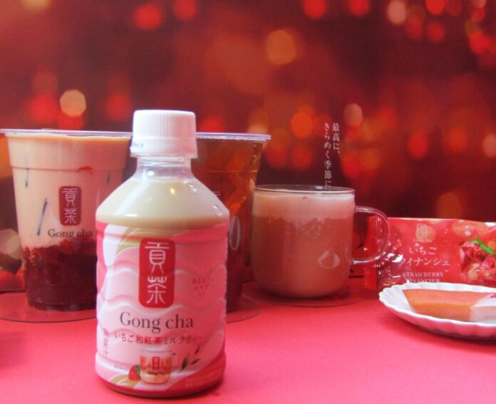 「貢茶 いちご和紅茶ミルクティー（HOT&COLD）」（手前）のほかゴンチャ ジャパン店舗期間限定新メニューと「いちご フィナンシェ」