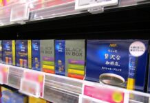 味の素AGF、スティックブラック市場で10月単月トップシェア 「ちょっと贅沢な珈琲店」大沢たかおさん起用の新CMで勢い加速 売場に並ぶ「ちょっと贅沢な珈琲店」スティックブラックスペシャル・ブレンド(右)