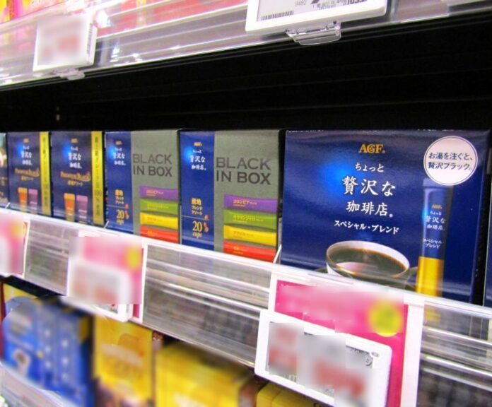 売場に並ぶ「ちょっと贅沢な珈琲店」スティックブラックスペシャル・ブレンド（右）