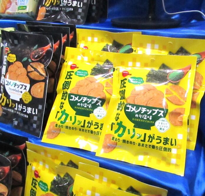 「コメノチップスのり塩味」（右手前）と「コメノチップスブラックペッパー味」（左）