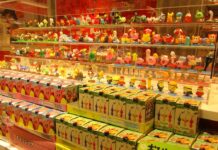 フルタ製菓「チョコエッグ」好調 「星のカービィ」高水準 再販した「ピクミン」も好スタート 「ふるたす 天王寺ミオ店」で販売される「チョコエッグ(ピクミン)」と「チョコエッグ(星のカービィ)」