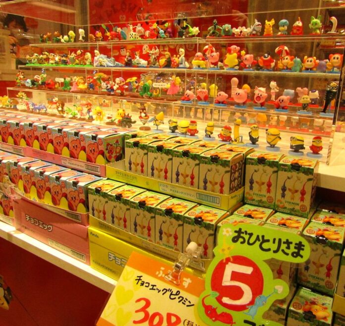 「ふるたす 天王寺ミオ店」で販売される「チョコエッグ（ピクミン）」と「チョコエッグ（星のカービィ）」