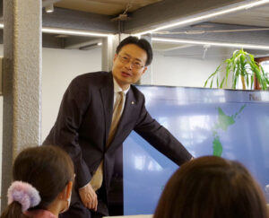 子どもたちに語りかける稲野達郎社長 子どもたちに語りかける稲野達郎社長