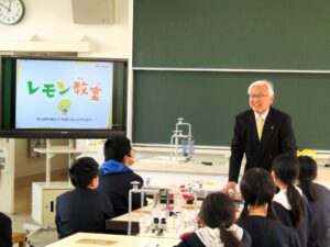 レモン食育活動で冒頭挨拶する谷川正芳町長