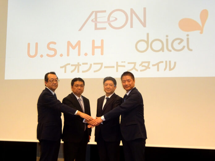 （左から）マックスバリュ関東・平田炎社長、U.S.M.H・井出武美社長、イオン・吉田昭夫社長、ダイエー・西峠泰男社長