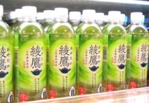 「綾鷹」22品を値上げ 原料茶葉の急騰受け 26年3月1日出荷分から コカ・コーラボトラーズジャパン 売場に並ぶ「綾鷹」
