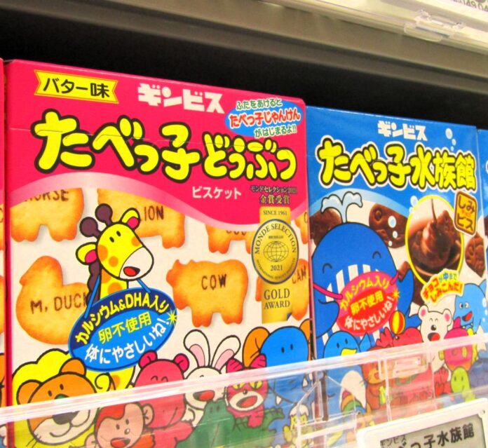 左から売場に並ぶ「たべっ子どうぶつバター味」と「たべっ子水族館」