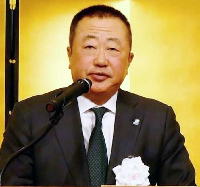 あいさつする本庄大介会長