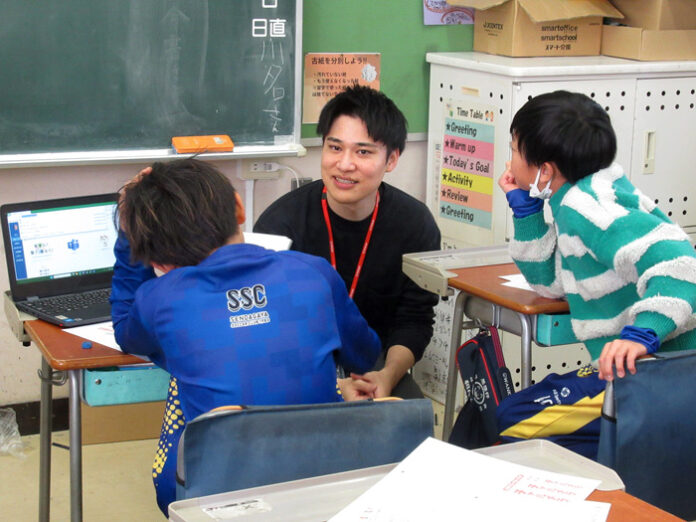 明星食品 カップ麺のデザイン考える出張授業 地元小学校で