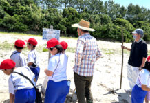シロチドリやウミガメの産卵に期待 第26回環境美化教育最優秀校② 鹿児島県阿久根市立脇本小学校 ウミガメの卵を保護するために看板を設置