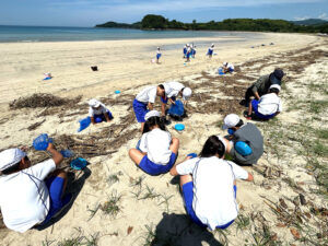 砂に混じるマイクロプラスチックの回収実験