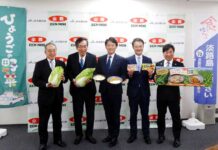 ハウス食品 淡路島産白菜でメニュー提案 齋藤元彦知事(中央)と鈴木勝也支店長(右から2人目)ら