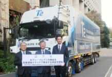 「明日(みらい)の流通をつくる」 三井物産流通グループ サステナビリティ経営の取り組み(上) 自動運転トラックを用いた長距離輸送の実証実験を開始(左からセブン-イレブン・ジャパン山口執行役員QC・物流管理本部⾧、MRG柴田社長、T2 熊部社長)