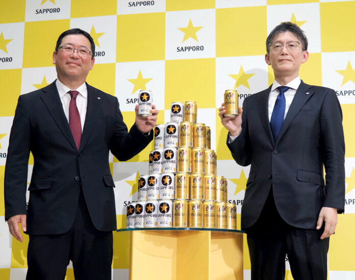 真田久仁彦取締役㊧と坂下聡一マーケティング本部長