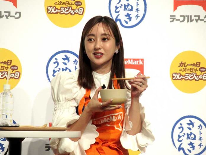 カレーうどんに笑顔の菊地亜美さん