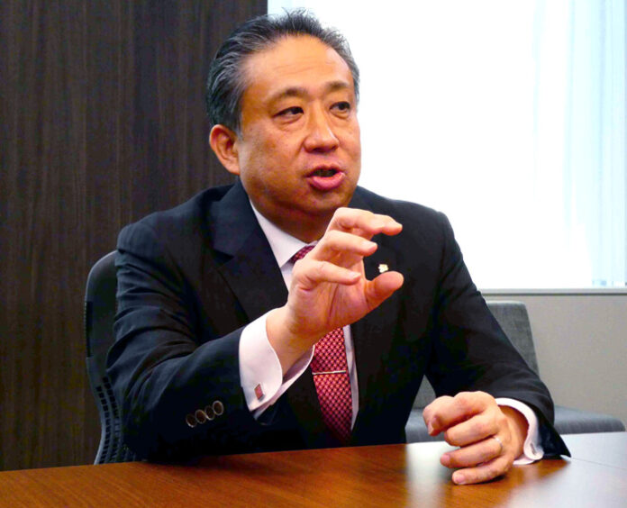 取材に応じる阿久津知洋社長