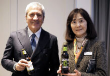 イタリアビール2ブランド初上陸 「カステッロ」と「ドロミティ」 モンテ物産が取扱開始 ビッラ・カステッロ社のジュセッペ営業部長㊧とモンテ物産の森本明子社長