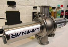 コカ・コーラ、製造現場でAIによる節水とロス削減に挑む スタートアップ企業の先進技術を導入して原液工場で実証実験 配管の左右に設置されるLaminar(ラミナー)社のスペクトルセンサー(分光センサー)