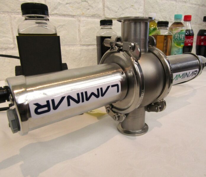 配管の左右に設置されるLaminar（ラミナー）社のスペクトルセンサー（分光センサー）