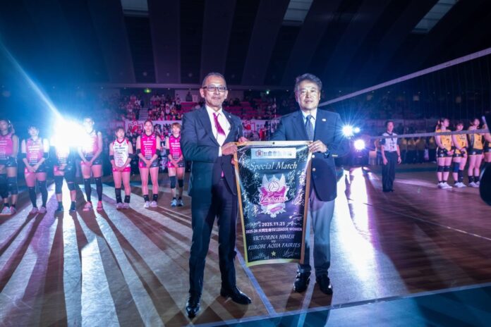 マッチデーセレモニーで選手全員のサイン入りタペストリーを手渡される米田英生社長