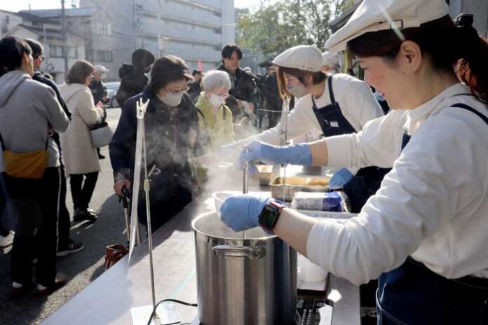 マルヤナギ小倉屋 震災の日に「ふるまい会」 もち麦入りの餅