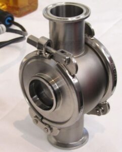 配管の左右の窓に分光センサーを設置