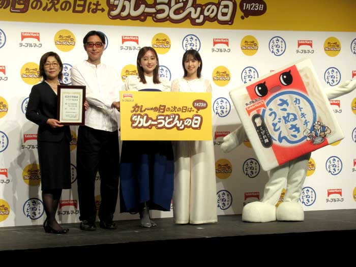 庵原リサマーケティング戦略部長左端 庵原リサマーケティング戦略部長(左端)