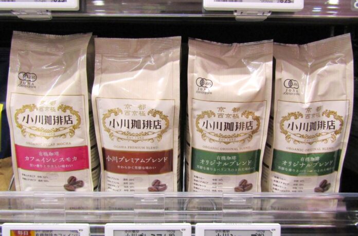 売場に並ぶ「小川珈琲店 有機珈琲シリーズ」（左・中央右・右）