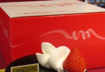 ロッテ、多様化するバレンタインへグループ各社ご褒美チョコ提案 進化した「ケーキになったチョコパイ」や「幻の青いガーナ」など 銀座コージーコーナーの「ケーキになったチョコパイ」(4号)