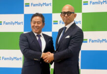 ファミリーマート小谷建夫次期社長 コンビニ次世代化に意欲 「根づかせ、さらに発展させていく」 食分野の商品開発力は再強化 細見研介社長(右)と小谷建夫次期社長(左)