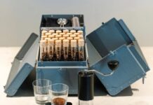 小川珈琲、幸せな生活に寄り添い直営店運営 ラボラトリー業態とエシカルコーヒーを発信する業態の二本柱で展開 OGAWA COFFEE LABORATORY麻布台店ではブレンドの作成やお客様の好みに合わせた焙煎が体験できる