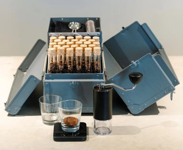 OGAWA COFFEE LABORATORY麻布台店ではブレンドの作成やお客様の好みに合わせた焙煎が体験できる