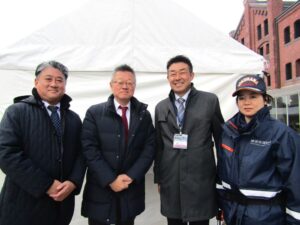 キリンビバレッジ・石川裕之氏（中央左）、横浜市消防局の御調（おしらべ）祥弘氏（中央右）、横浜市消防局の髙良さなえ氏（右）、キリンビバレッジの上村洋右氏（左）